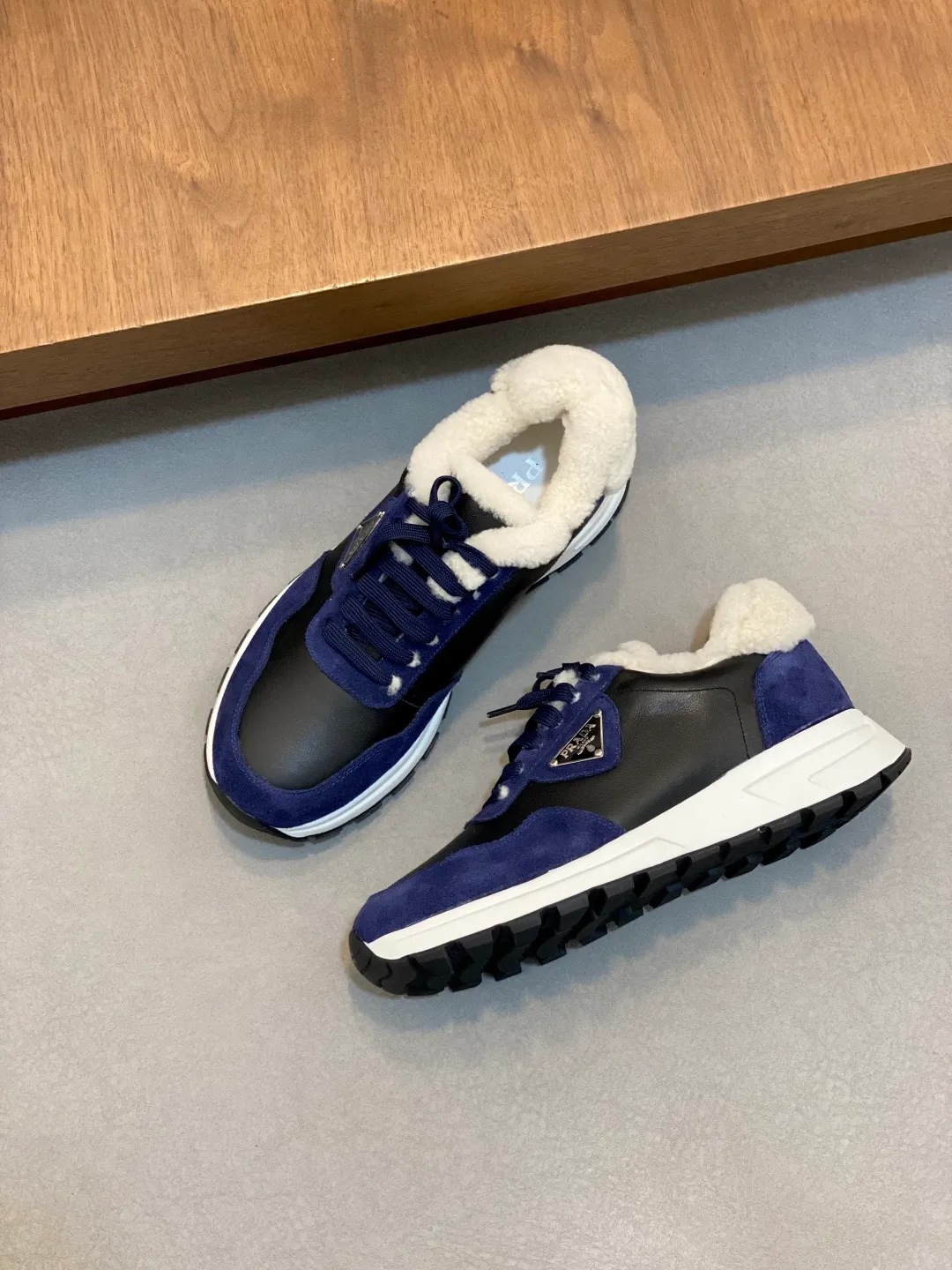 💰780 Prada/Prada Autumn and winter men's leather lace-up sneakers. Top-quality goods produced in Dongguan. Imported Nappa cowhide leather upper with raised layered design. Light and breathable, soft and comfortable. Genuine calfskin leather edging has a distinctive sporty style. The leather tongue is equipped with the classic PRADA letter red rubber label badge to fully display the brand style. The transparent air-cushion midsole is equipped with a lightweight tread rubber outsole. It is light and increased by about 4CM. The inner lining is Excellent foot feel. Comes with original packaging. 38-44 (customized at 45). Size: 39-40-41-42-43-44. Standard leather shoe size.